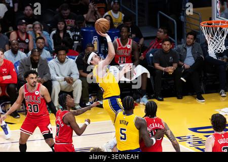 Los Angeles, Usa. März 2026. Los Angeles Lakers' Austin Reaves (15) schießt gegen die Chicago Bulls während eines NBA-Basketballspiels in der Crypto.com Arena. Finale: Lakers 142:130 Bulls (Foto: Ringo Chiu/SOPA Images/SIPA USA) Credit: SIPA USA/Alamy Live News Stockfoto