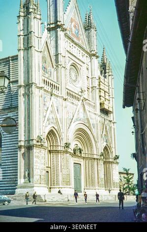 Berühmte Fassade aus dem 14. Jahrhundert Kathedrale von Orvieto, Duomo di Orvieto, Umbrien, Italien, ein Meisterwerk der italienischen gotischen Architektur, 1970 Stockfoto