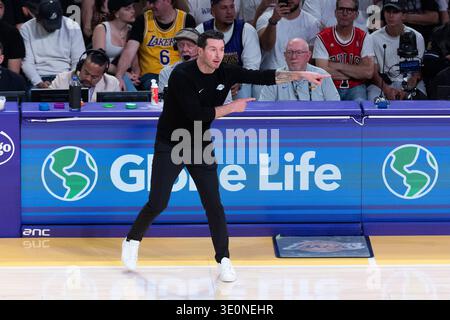 Los Angeles, Usa. März 2026. Los Angeles Lakers-Cheftrainer JJ Redick tritt bei einem NBA-Basketballspiel in der Crypto.com Arena gegen die Chicago Bulls an. Finale: Lakers 142:130 Bulls (Foto: Ringo Chiu/SOPA Images/SIPA USA) Credit: SIPA USA/Alamy Live News Stockfoto