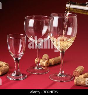 Weißwein Wird In Glas Gegossen Stockfoto