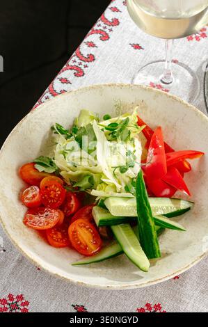 Salat mit Gemüse, Gurken und Tomaten Stockfoto