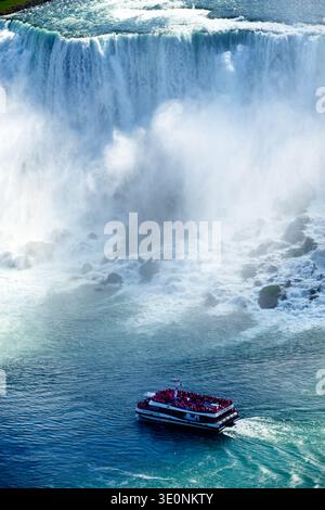 Touristen auf einem Hornblower-Boot erleben die immense Macht der Niagarafälle und kommen ganz nah an die Horseshoe Falls und ihren Nebel. Stockfoto