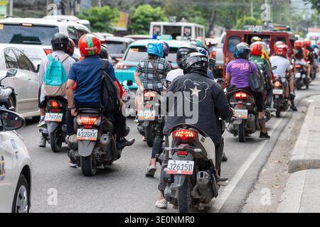 Motorradfahrer warten in der Hauptverkehrszeit in Cebu City Philippinen im starken Verkehr und zeigen alltägliche Straßenfahrten und Verkehrsstaus. Stockfoto