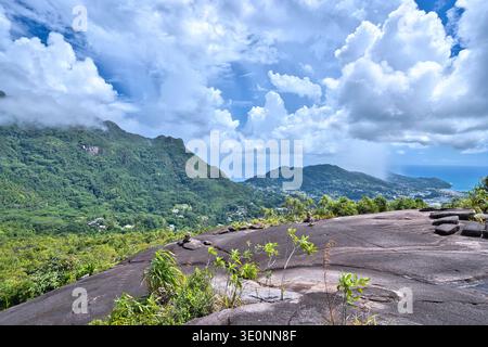 Blick auf die Berge und Wälder, mit Regen vom atemberaubenden Panoramablick auf den Copolia Naturpfad im Nationalpark Mahe Seychellesmountai Stockfoto