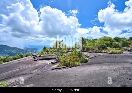Blick auf die Berge und Wälder, mit Regen vom atemberaubenden Panoramablick auf den Copolia Naturpfad im Nationalpark Mahe Seychellesmountai Stockfoto