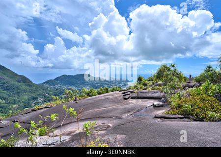 Blick auf die Berge und Wälder, mit Regen vom atemberaubenden Panoramablick auf den Copolia Naturpfad im Nationalpark Mahe Seychellesmountai Stockfoto