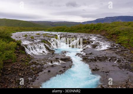 Brúarfoss Wasserfall in Island, bekannt für sein markantes, türkisfarbenes Wasser. Ein beliebter Touristenstopp auf Islands Golden Circle Route. Stockfoto