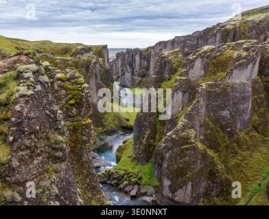Ein Blick auf den Fjaðrárgljúfur (Feather Canyon) und den Fluss Fjaðrá, der durch ihn fließt. Befindet sich in Kirkjubæjarklaustur, Island. Stockfoto