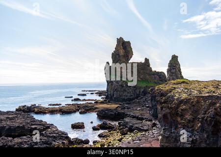 Ein Blick auf die Lóndrangar Basalt Felsenspitzen, die auf der Halbinsel Snaefellsnes außerhalb der Stadt Hellnar, Island, gefunden wurden. Stockfoto