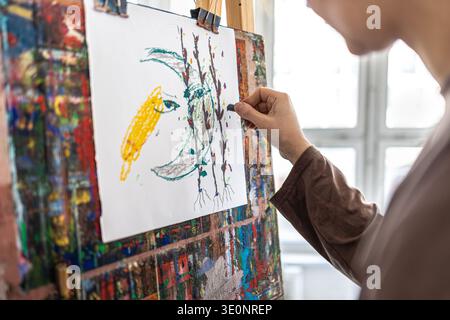 Die Künstlerin zeichnet mit Buntstiften in ihrem Atelier Stockfoto