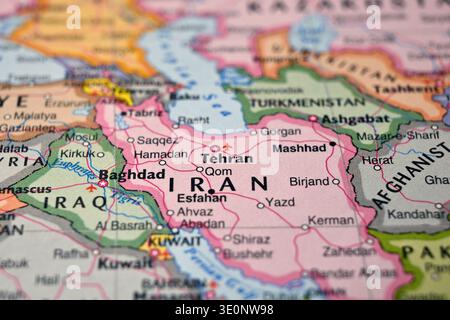 Teheran Iran auf Weltkarte Nahaufnahme Makrodefokussierung Hintergrund Geographisches Bild Stockfoto