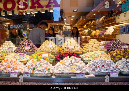 Türkische Delikatesse im Fenster des Konditoreigeschäfts Koska in der Istiklal Avenue, Istanbul Stockfoto