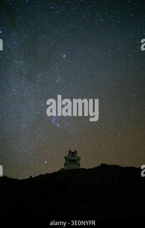 Das Roque de los Muchachos Observatorium unter der Milchstraße, Kanarische Inseln, La Palma Stockfoto