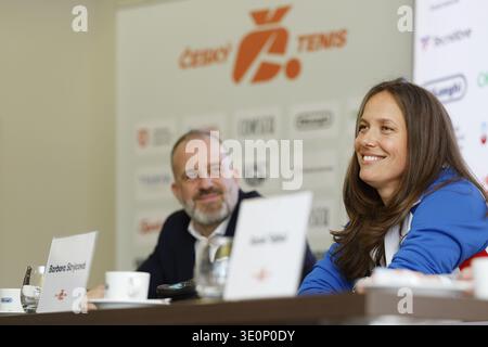 Jakub Kotrba, Präsident des tschechischen Tennisverbandes, und Barbora Strycova, nicht spielende Kapitän der tschechischen Mannschaft für den Billie Jean King Cup 2026 Stockfoto