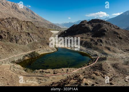 Der Luvan TSO Lake liegt in einem zerklüfteten Bergbecken in der Nähe von Panamik, mit einem Wanderweg, der das Wasser und schneebedeckte Gipfel umgibt. Stockfoto