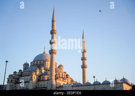 Yeni Camii in Istanbul bei Sonnenuntergang mit Kuppeln und Minaretten Stockfoto