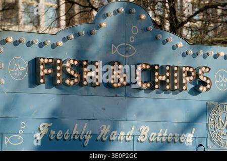 Fish & Chips in Lichtern über einem mobilen Lebensmittelstand im Kleinbus. Stockfoto
