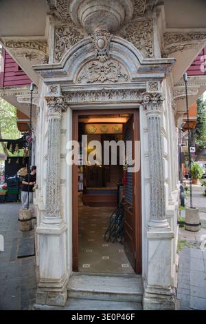 Kunstvoller Eingang zu Einem historischen Gebäude in Istanbul mit komplexen architektonischen Details. Stockfoto