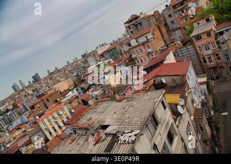 Panoramablick Auf Farbenfrohe Gebäude In Istanbul, Die Urbane Landschaft Zeigen. Stockfoto