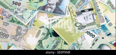 Verschiedene Währungen Geldscheine Banknoten in grüner Farbe. Viele Barrechnungen aus verschiedenen Ländern in großer Nähe. Weltwirtschaft und Währungsumtauschkonzept Stockfoto