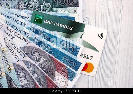 KIEW, UKRAINE - 28. JANUAR 2026 BNP Paribas Bank Polska Karte und polnische Zloty Geldscheine auf dem Tisch in Nahaufnahme. Die BNP Paribas Bank Polska ist die beliebteste Bank in Polen Stockfoto