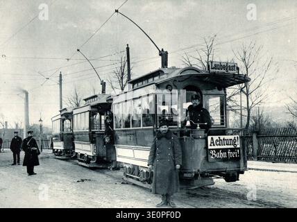 O.L. Kummer nahm dieses Archivbild der Elektrischen Strassenbahn Blasewitz-Laubegast (1893/94) auf, das den Endbahnhof in Blasewitz zeigt. Dieses historische Bild gibt Einblicke in die frühe Entwicklung elektrischer Straßenbahnen in der Region. Stockfoto