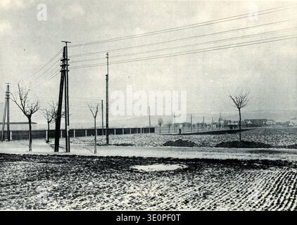 Dieses Archivbild, aufgenommen von O.L. Kummer 1893/94, zeigt die elektrische Straßenbahnlinie an der Güterbahnhof-Straße in Niedersedlitz, Teil der Strecke Blasewitz-Laubegast in Deutschland. Das Foto zeigt die frühe Entwicklung elektrischer Straßenbahnsysteme. Stockfoto