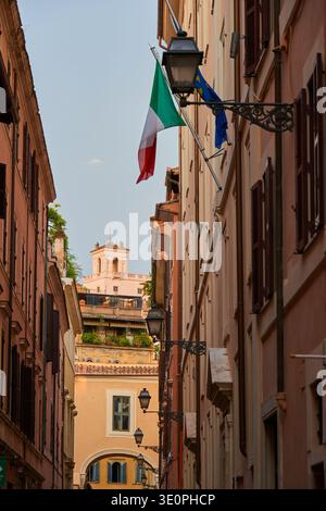 Blick auf eine typische Straße mit Fahnen im historischen Zentrum von Rom, Italien. Stockfoto