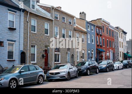 Eine Straße gesäumt von wunderschön bemalten historischen Reihenhäusern, die eine Vielzahl von Farben und architektonischen Stilen zeigen. Stockfoto