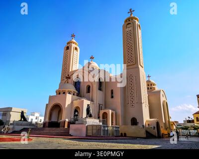 Ägypten, Scharm El Sheikh - 18. Januar 2020: Haupteingang der koptischen Kirche El Sama Eyeen in Scharm El Sheikh, Außenansicht Stockfoto