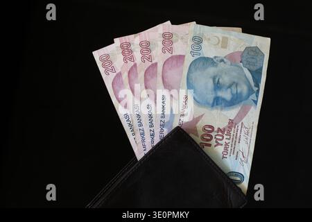 Türkische Lira in einer Brieftasche auf dunklem Hintergrund Stockfoto