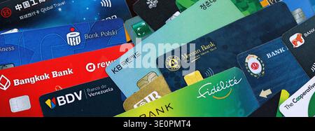 KIEW, UKRAINE - 28. JANUAR 2026 großer Stapel von Kreditkarten mit Logos verschiedener Banken der ganzen Welt. Konzept der Nutzung von Kredit- oder Debitkarten. Bankwesen, Stockfoto