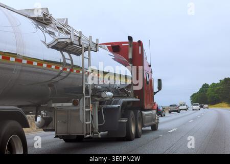 Ein großer Tankwagen fährt auf der Autobahn mit mehreren Autos auf der anderen Seite Stockfoto