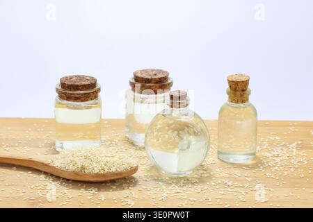 sesamöl in Flaschen und sesamsamen Stockfoto