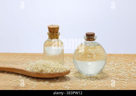 sesamöl in Flaschen und sesamsamen Stockfoto