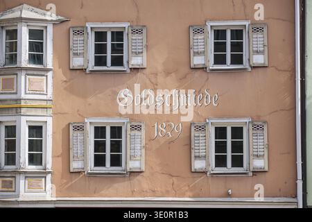 Detaillierte Ansicht eines traditionellen Bügerhauses mit Fenster und Rollläden, die das Format füllen, in der historischen Altstadt von Rottweil mit der Inschrift Gold Stockfoto