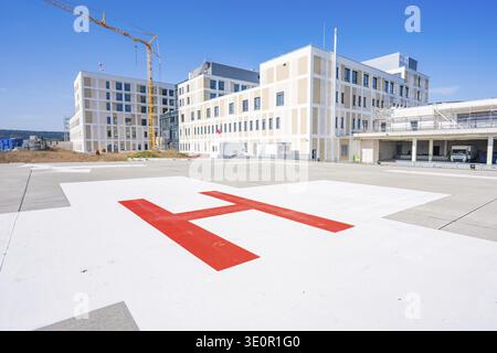 Ein großer roter H-Heliport vor einem neuen Krankenhauskomplex mit einem Baukran, Heliport des neuen Calw Krankenhauses, Bezirk Calw, Deutschland Stockfoto