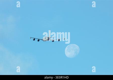 Boeing KC-135 Stratotanker-Tankflugzeug des 100. Luftbetankungsflügels startete von der RAF Mildenhall, Suffolk, Großbritannien, mit Mond Stockfoto