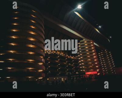 Außenansicht des San Siro Stadions bei Nacht, Mailand, Italien – 8. März 2026: Beleuchtete Fassade des Stadions während des Derby della Madonnina Stockfoto
