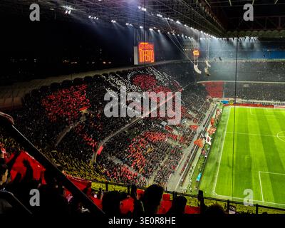 San Siro Stadion, Mailand, Italien – 8. März 2026: Allgemeiner Blick in das Stadion mit den Fans, die während des Derby rot und schwarz tifo zeigen Stockfoto