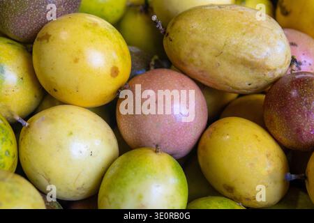 Passionsfrucht, geschnitten auf einem Lebensmittelständer Stockfoto