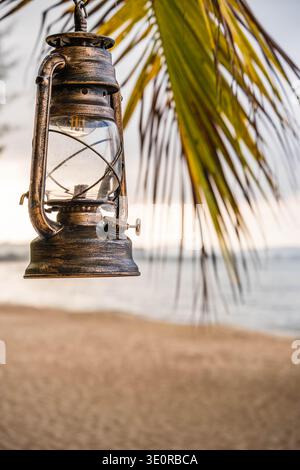 Vintage Metal Laterne auf Palm Tree am Tropical Beach Stockfoto