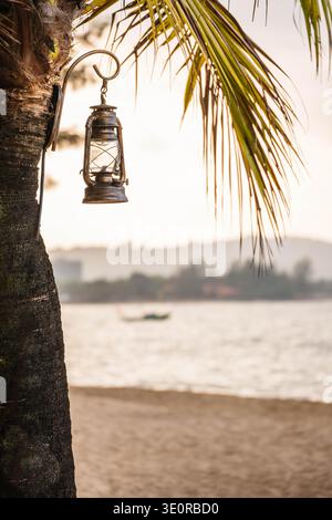 Vintage Metal Laterne auf Palm Tree am Tropical Beach Stockfoto
