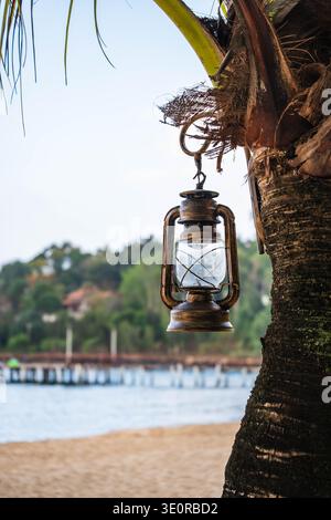 Vintage Metal Laterne auf Palm Tree am Tropical Beach Stockfoto