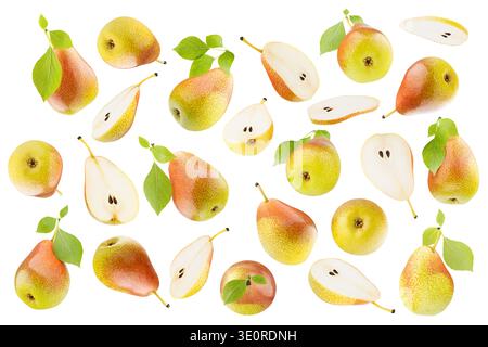 Fruchtmuster reifer frischer gelber Birnen mit gesprenkelter roter Seite, Nahaufnahme, isolierter weißer Hintergrund. Ganz mit grünen Blättern, verschiedenen Seiten, Studio. Stockfoto