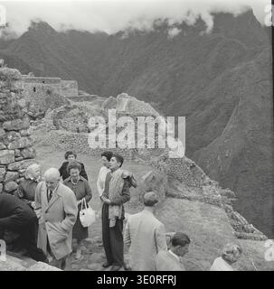 Vintage-Foto. Touristenansicht die Ruinen von Machu Picchu mit Blick auf den Urubamba Fluss. Stockfoto