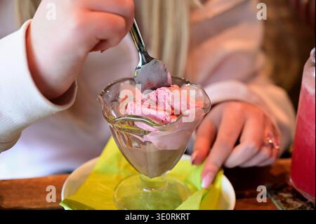 Genießen Sie einen köstlichen Eisbecher in einem gemütlichen Café Stockfoto