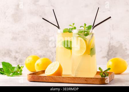 Limonade mit Zitrone, Minze und Eiswürfeln in Glas, selektiver Fokus Stockfoto