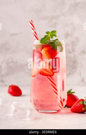 Frische, gesunde, geeiste Erdbeerlimonade mit Minze, selektiver Fokus Stockfoto