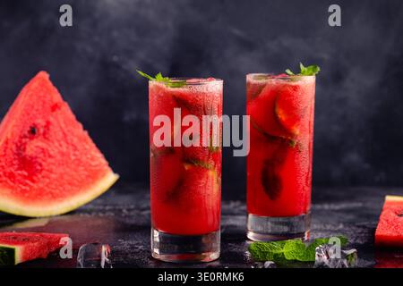 Alkoholischer oder alkoholfreier Cocktail mit Wassermelone, Mojito-Cocktail mit Minze und Limette. Stockfoto